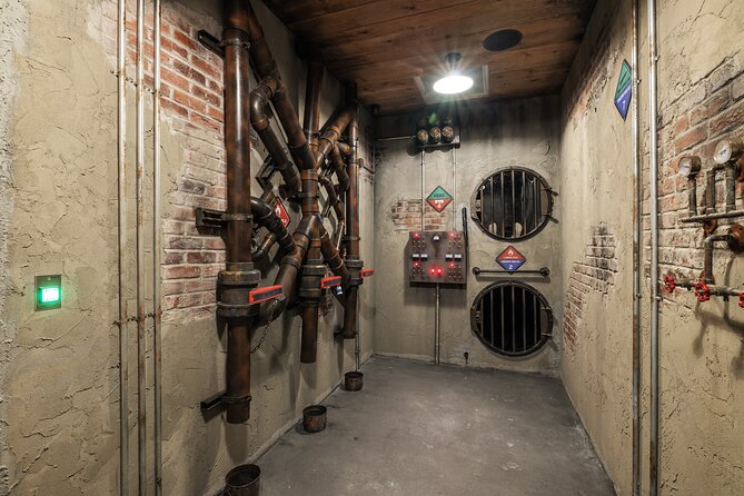 Prison Break Alcatraz Escape Room in Fisherman's Wharf - The briefing before the 60-minute clock
