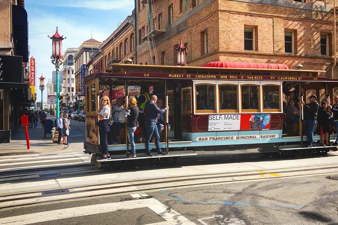 San Francisco Chinatown, Russian Hill, And North Beach Tour - Walking uphill through Russian Hill