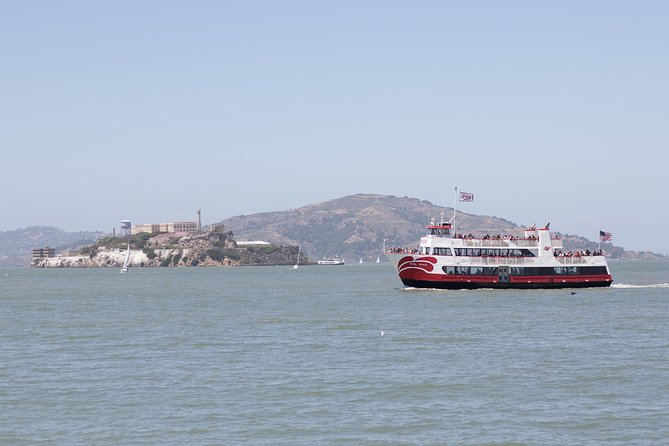 San Francisco: Golden Gate Bay Cruise (60 Minutes) - The Golden Gate Bridge from below