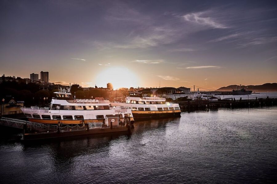 San Francisco: Golden Gate Bridge and Bay Sunset Cruise - Staying Warm and Getting Good Photos