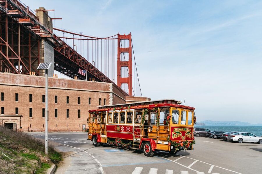 San Francisco: Movie Filming Locations Bus Tour - Starting at Pier 43 1/2