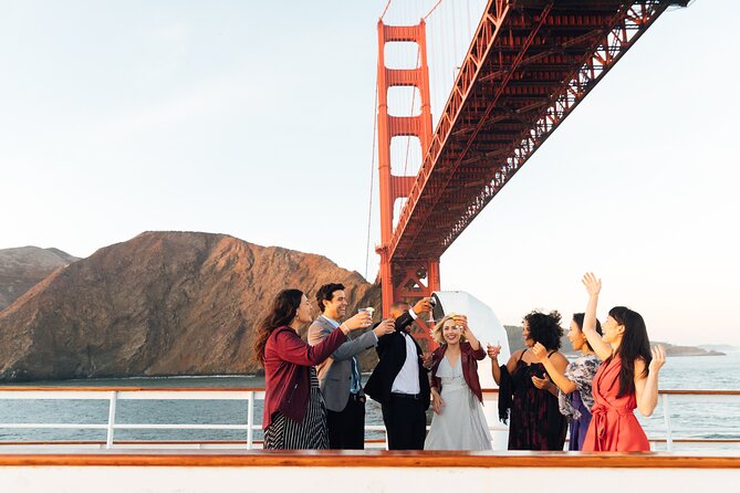 San Francisco Premier Dinner Dance Cruise - Dancing, DJ music, and the evening mood